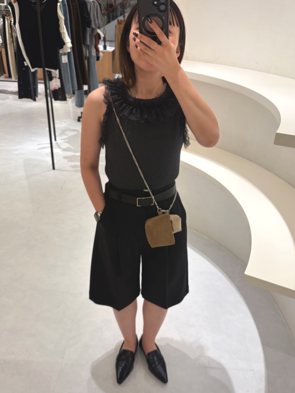 ブラック系のローファー、ブラック系のその他パンツ、グレー系のTシャツ/カットソーを着用したレディースの夏コーディネートの3枚目の写真