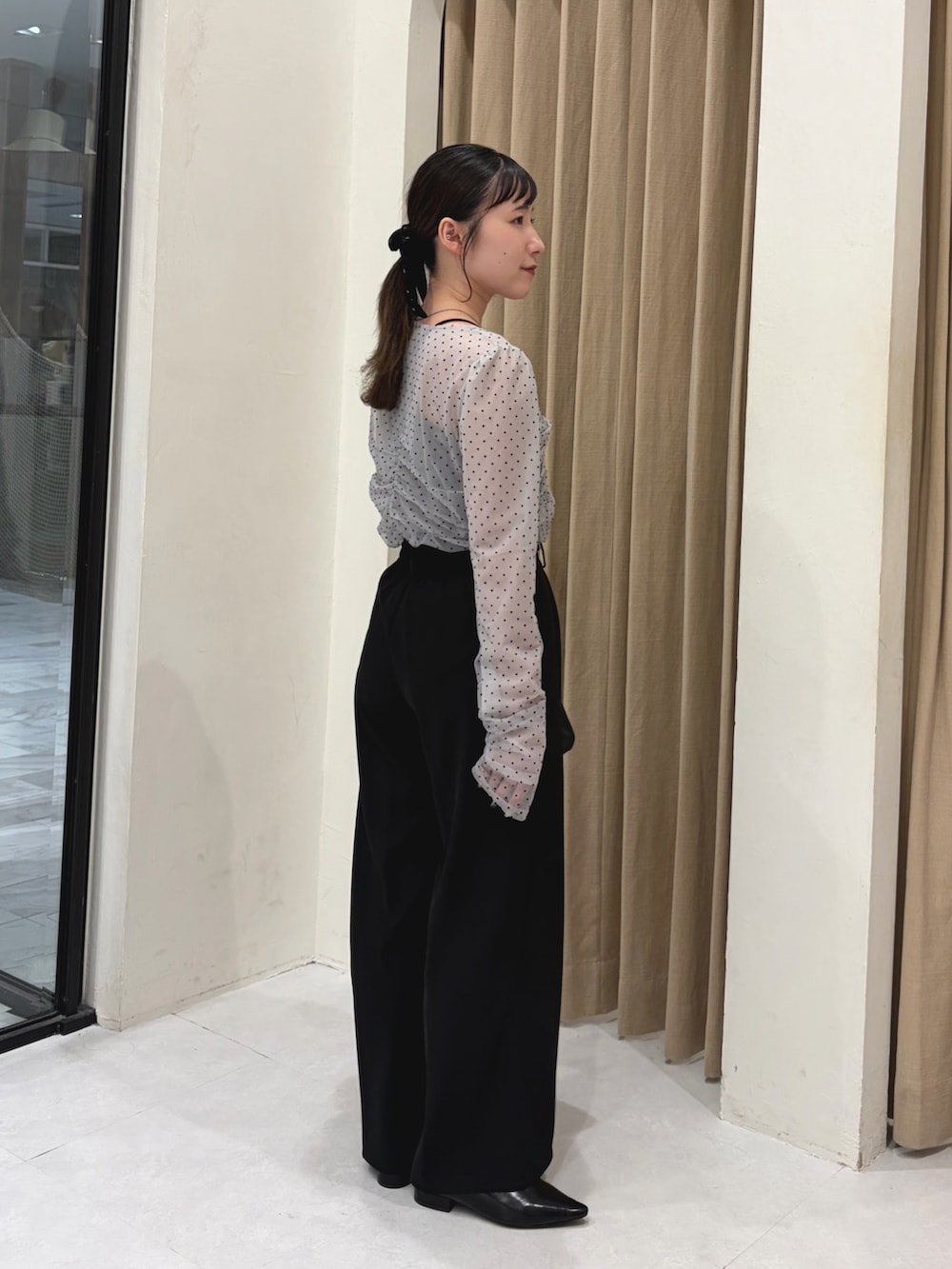 グレー系のシャツ/ブラウス、ブラック系のスラックス、ブラック系のショルダーバッグを着用したレディースの夏コーディネートの2枚目の写真