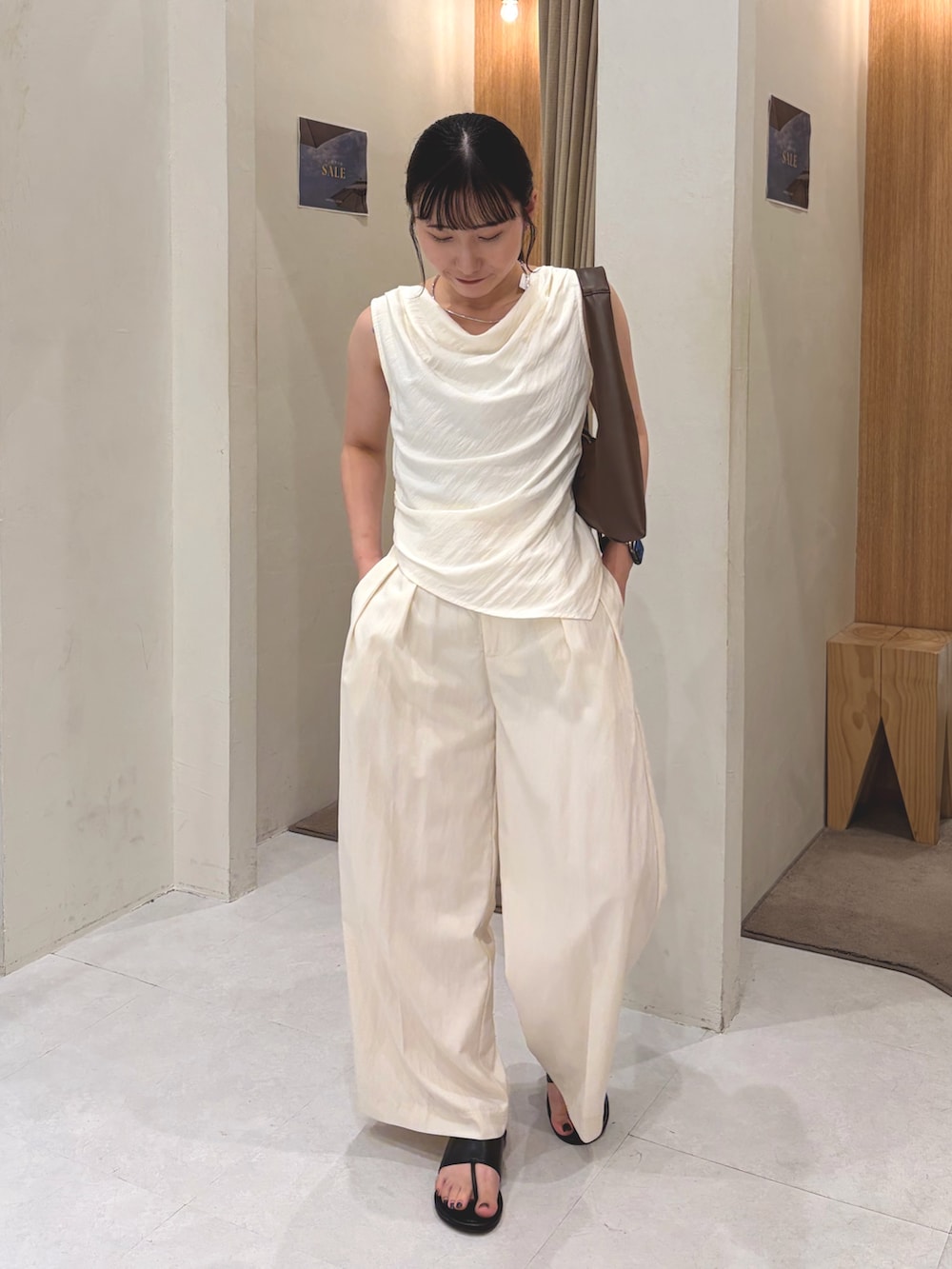 ホワイト系のシャツ/ブラウス、ブラウン系のショルダーバッグ、ホワイト系のその他パンツを着用したレディースの夏コーディネートの2枚目の写真