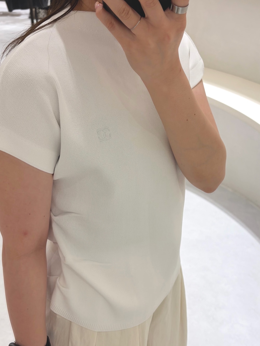 ブラック系のパンプス、ブラック系のショルダーバッグ、ホワイト系のその他パンツを着用したレディースの夏コーディネートの5枚目の写真