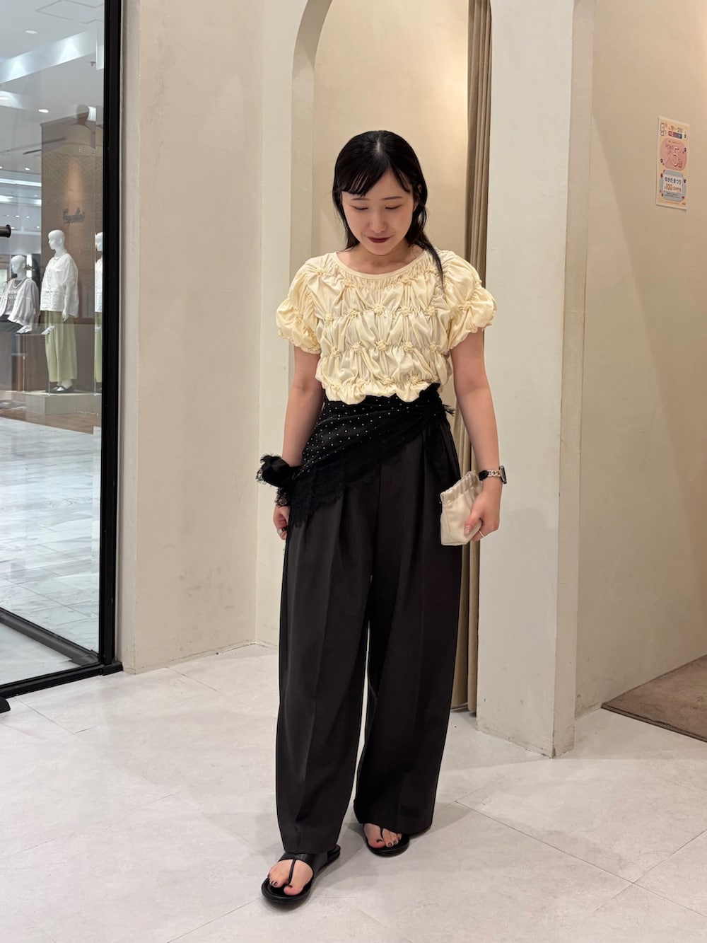 イエロー系のTシャツ/カットソー、ホワイト系のショルダーバッグ、グレー系のその他パンツを着用したレディースの夏コーディネートの2枚目の写真