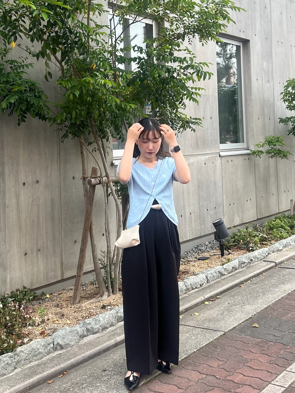 ブルー系のカーディガン/ボレロ、ブラック系のその他パンツ、ブラック系のパンプスを着用したレディースの夏コーディネートの3枚目の写真