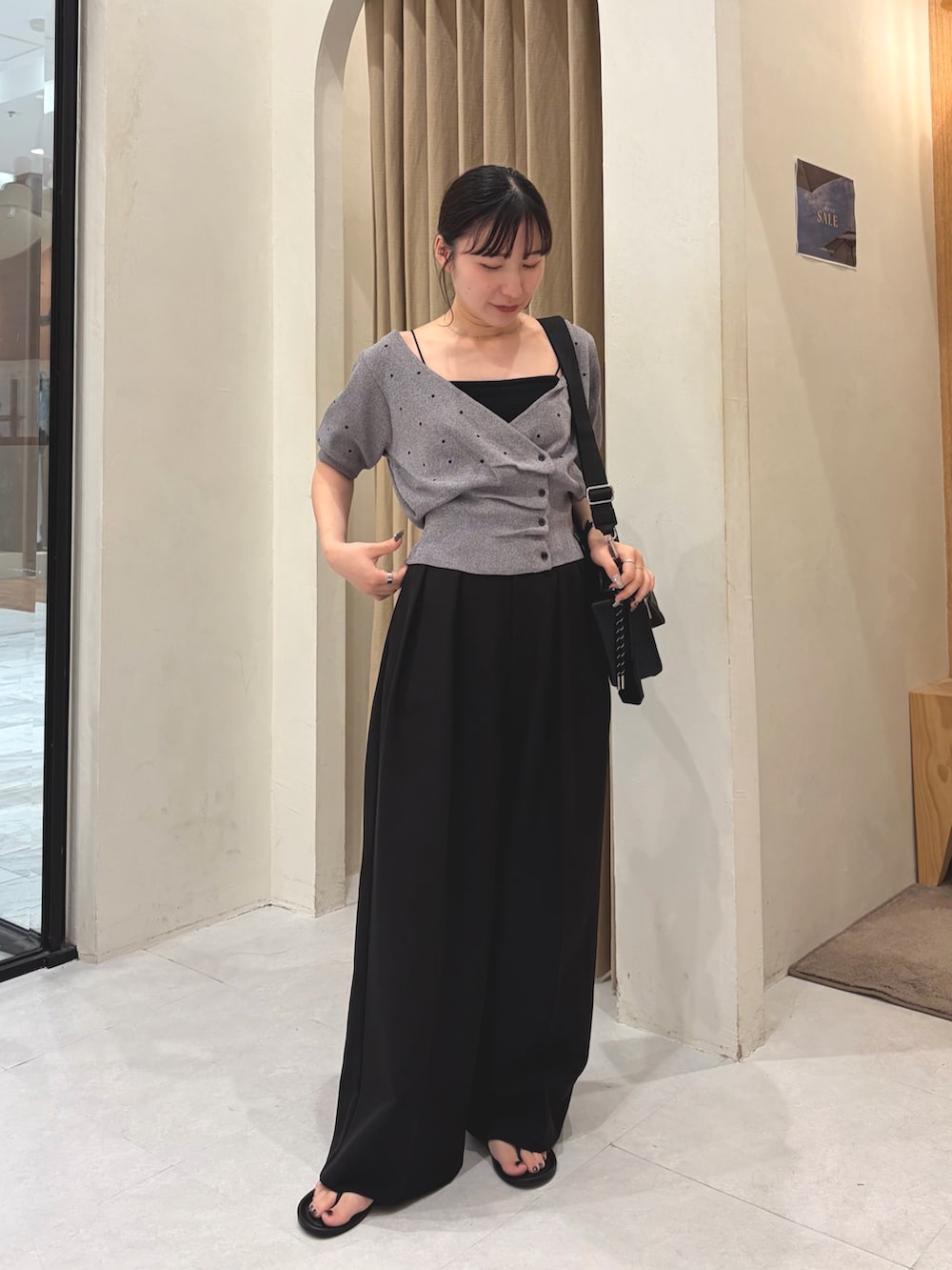 ブラック系のその他パンツ、ブラック系のパンプス、グレー系のTシャツ/カットソーを着用したレディースの夏コーディネートの2枚目の写真