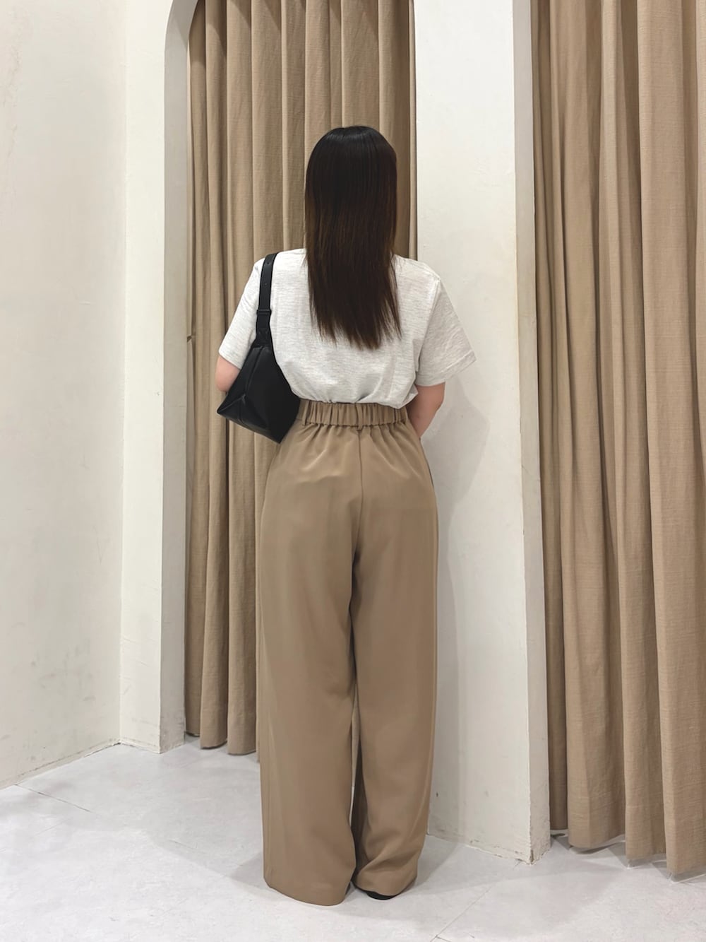 ブラック系のパンプス、グレー系のTシャツ/カットソー、ブラック系のバッグを着用したレディースの夏コーディネートの4枚目の写真