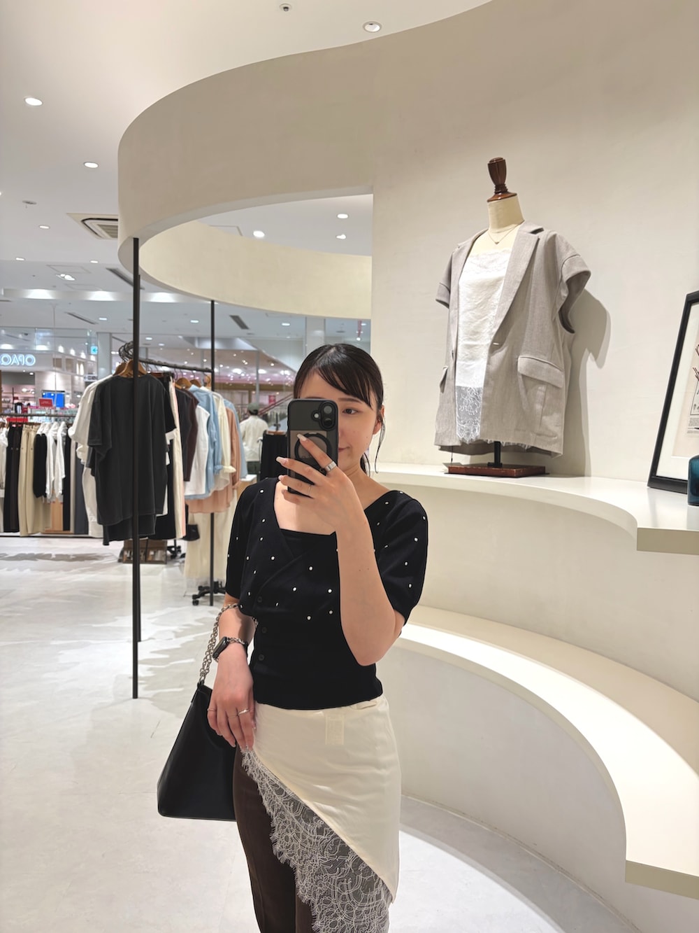 ブラック系のTシャツ/カットソー、ブラウン系のデニムパンツ、ブラック系のショルダーバッグを着用したレディースの夏コーディネートの3枚目の写真