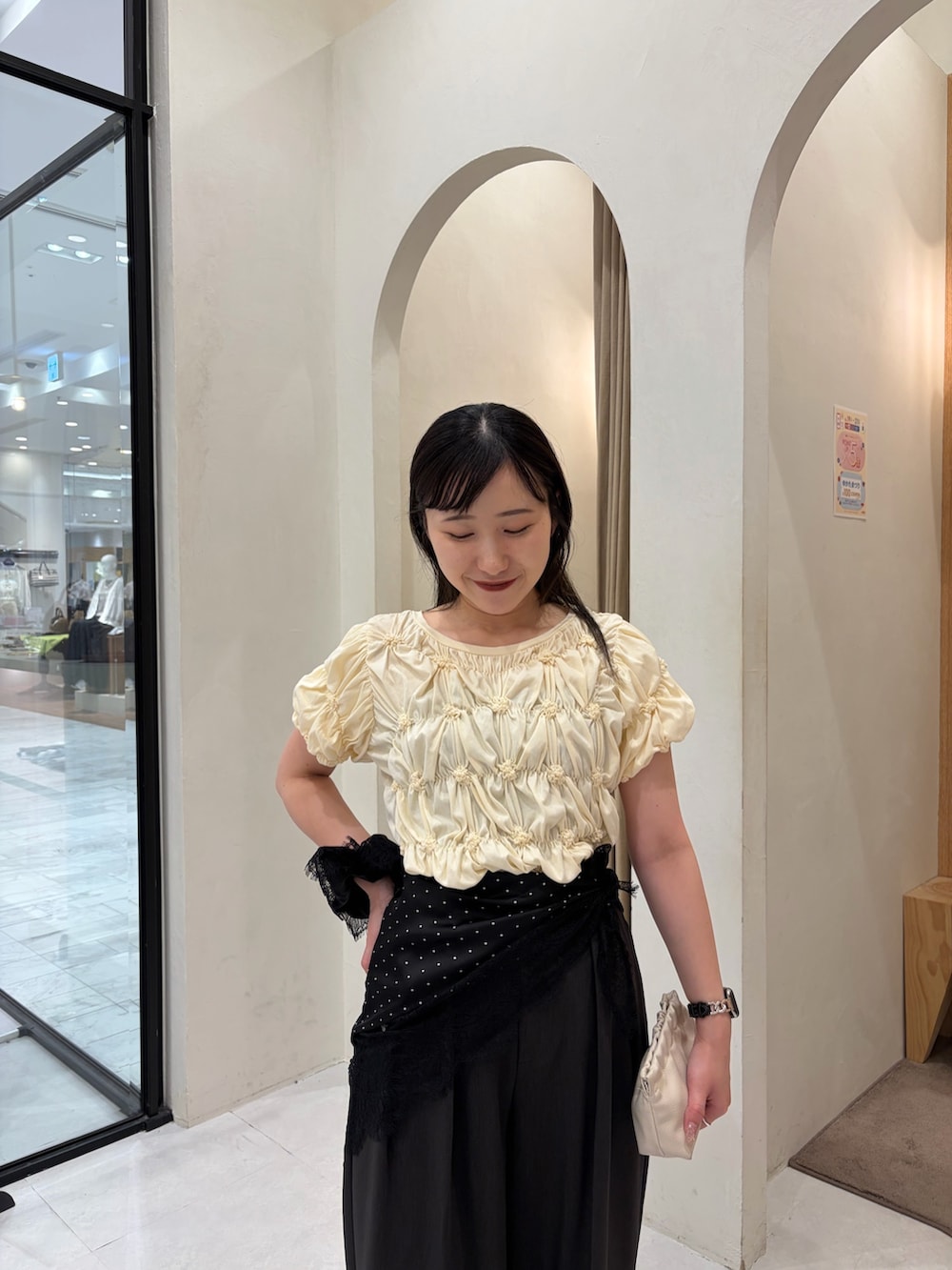 イエロー系のTシャツ/カットソー、ホワイト系のショルダーバッグ、グレー系のその他パンツを着用したレディースの夏コーディネートの4枚目の写真