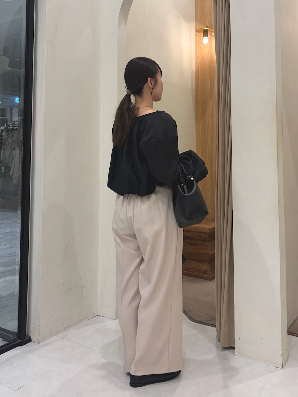 ホワイト系のその他パンツ、ブラック系のシャツ/ブラウス、ブラック系のショルダーバッグを着用したレディースの秋コーディネートの2枚目の写真