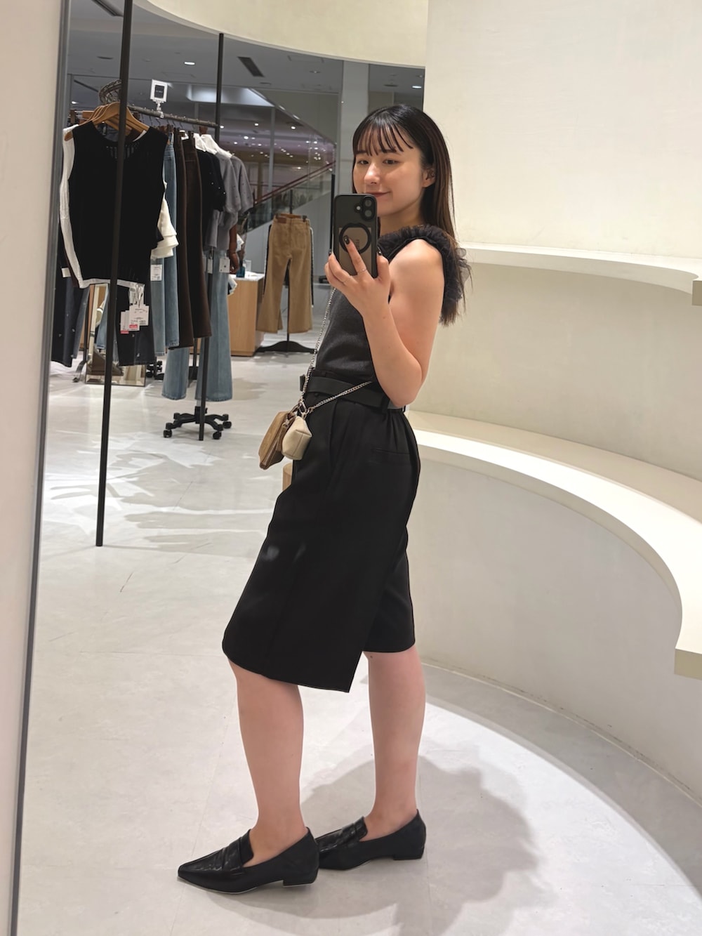 ブラック系のローファー、ブラック系のその他パンツ、グレー系のTシャツ/カットソーを着用したレディースの夏コーディネートの2枚目の写真