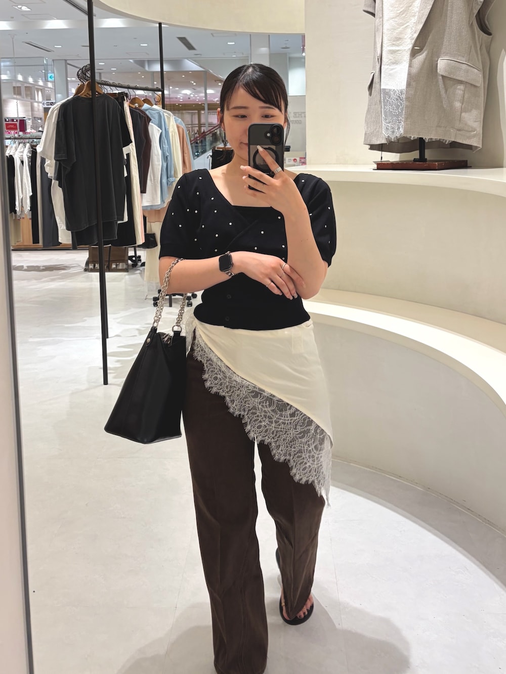 ブラック系のTシャツ/カットソー、ブラウン系のデニムパンツ、ブラック系のショルダーバッグを着用したレディースの夏コーディネートの2枚目の写真