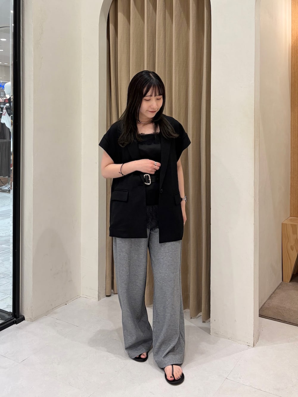 グレー系のその他パンツ、ブラック系のトップス、ブラック系のパンプスを着用したレディースの夏コーディネートの2枚目の写真
