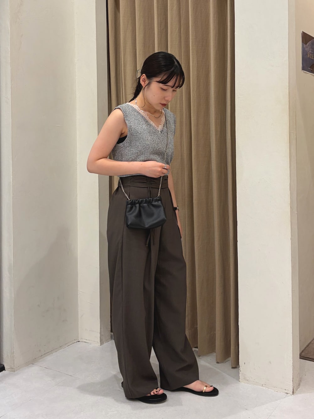 グレー系のニット/セーター、ブラウン系のその他パンツ、ブラック系のパンプスを着用したレディースの夏コーディネートの4枚目の写真
