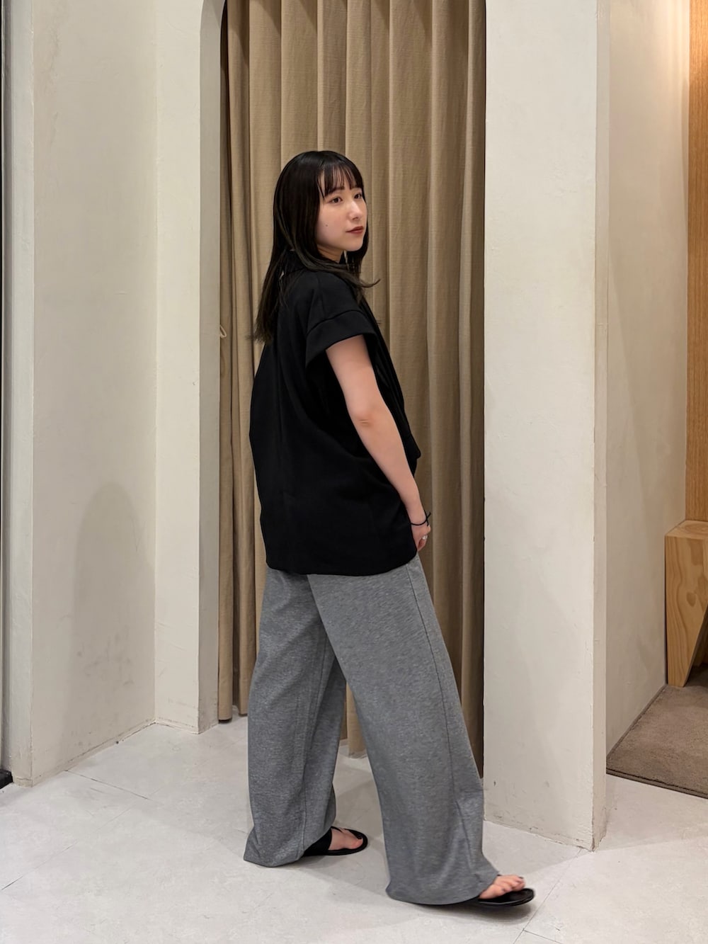 グレー系のその他パンツ、ブラック系のトップス、ブラック系のパンプスを着用したレディースの夏コーディネートの3枚目の写真