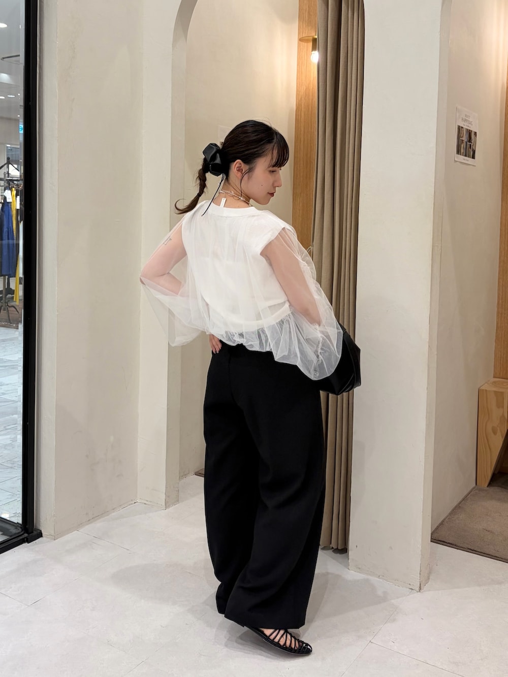 ホワイト系のTシャツ/カットソー、ブラック系のバッグ、ブラック系のその他パンツを着用したレディースの夏コーディネートの2枚目の写真