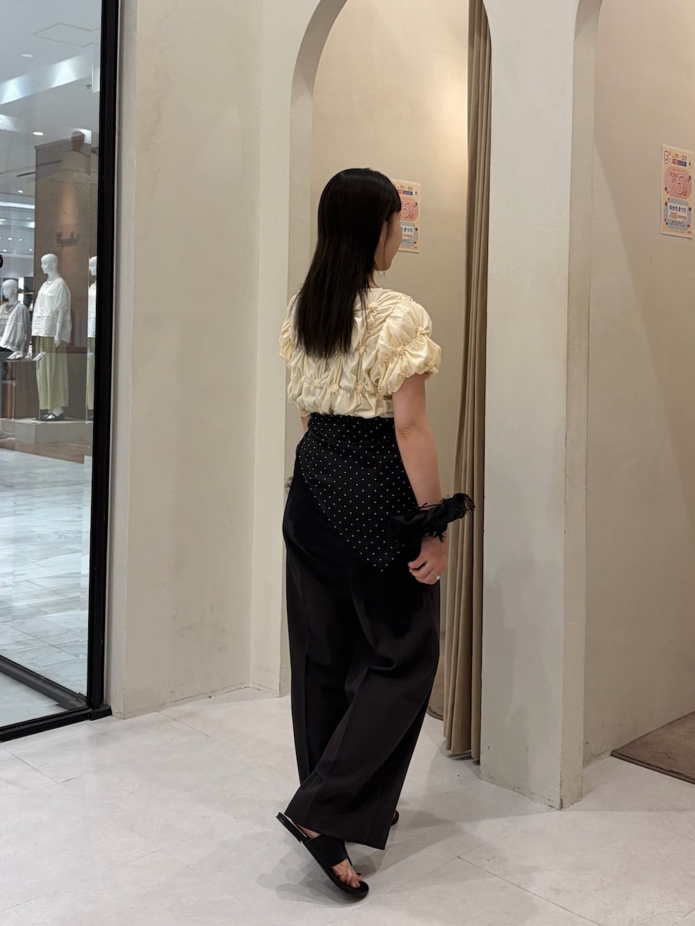 イエロー系のTシャツ/カットソー、ホワイト系のショルダーバッグ、グレー系のその他パンツを着用したレディースの夏コーディネートの3枚目の写真