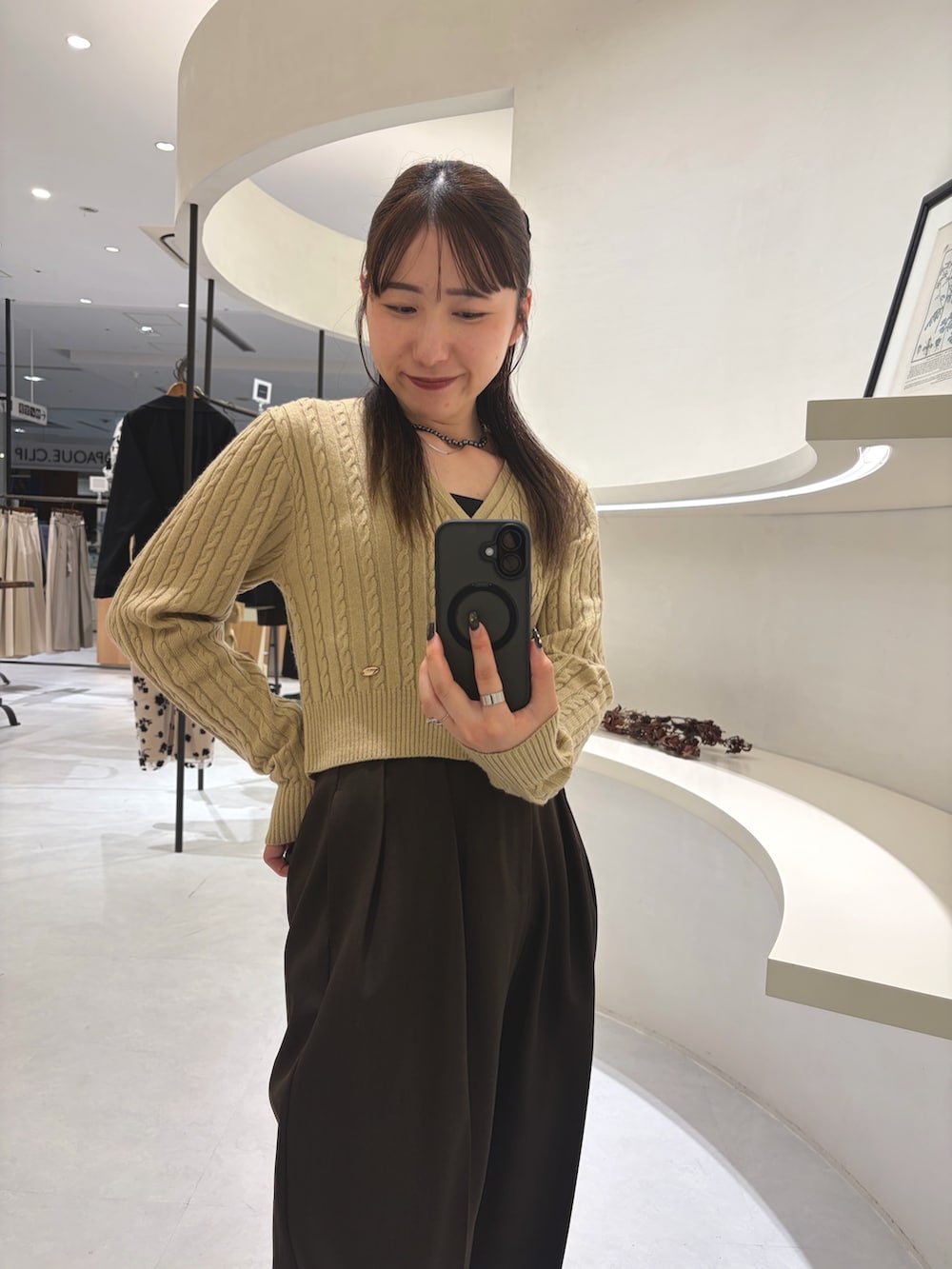 ブラウン系のその他パンツ、ベージュ系のカーディガン/ボレロ、ブラック系のパンプスを着用したレディースの秋コーディネートの3枚目の写真