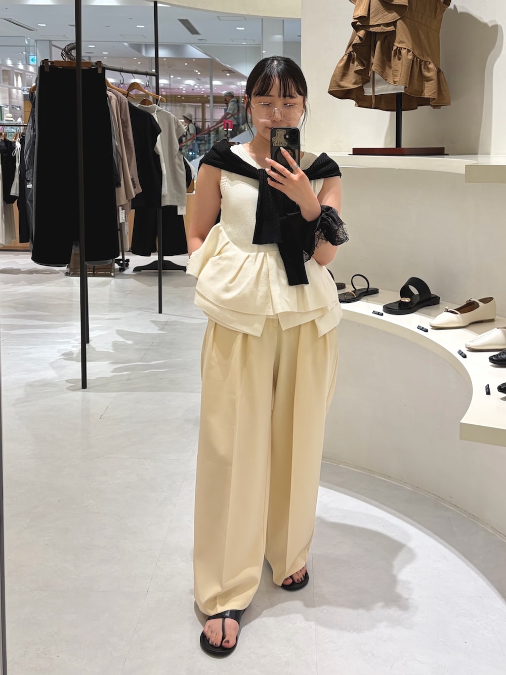 ホワイト系のニット/セーター、ブラック系のニット/セーター、イエロー系のその他パンツを着用したレディースの夏コーディネートの4枚目の写真