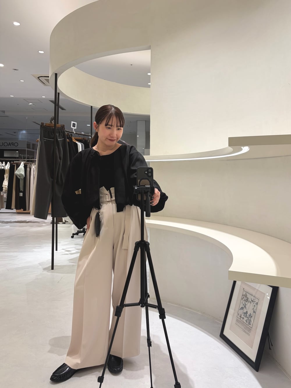 ホワイト系のその他パンツ、ブラック系のシャツ/ブラウス、ブラック系のショルダーバッグを着用したレディースの秋コーディネートの4枚目の写真