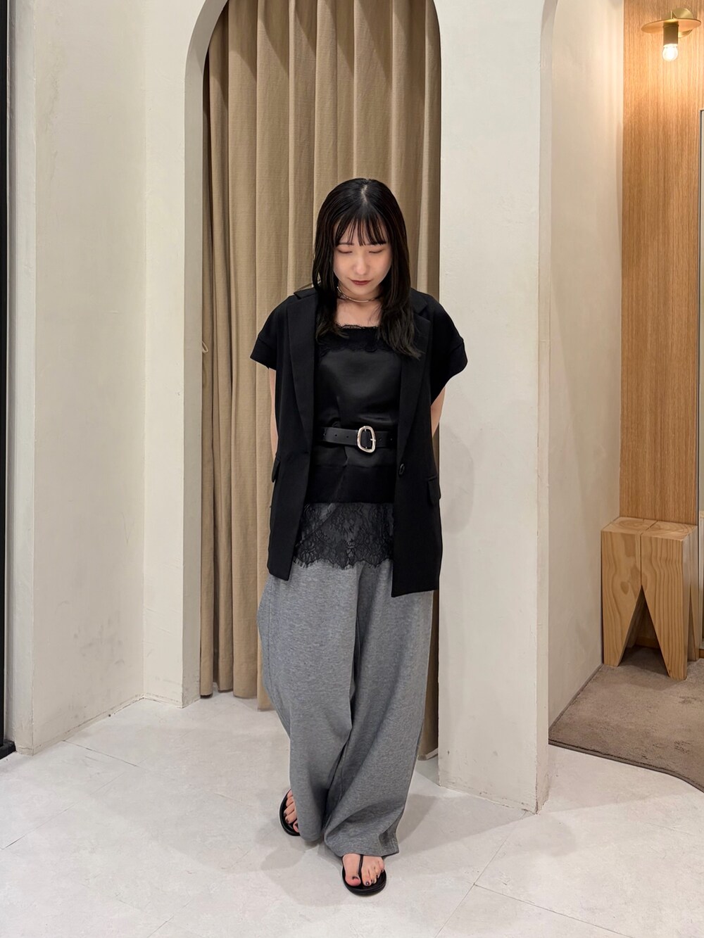 グレー系のその他パンツ、ブラック系のトップス、ブラック系のパンプスを着用したレディースの夏コーディネートの4枚目の写真