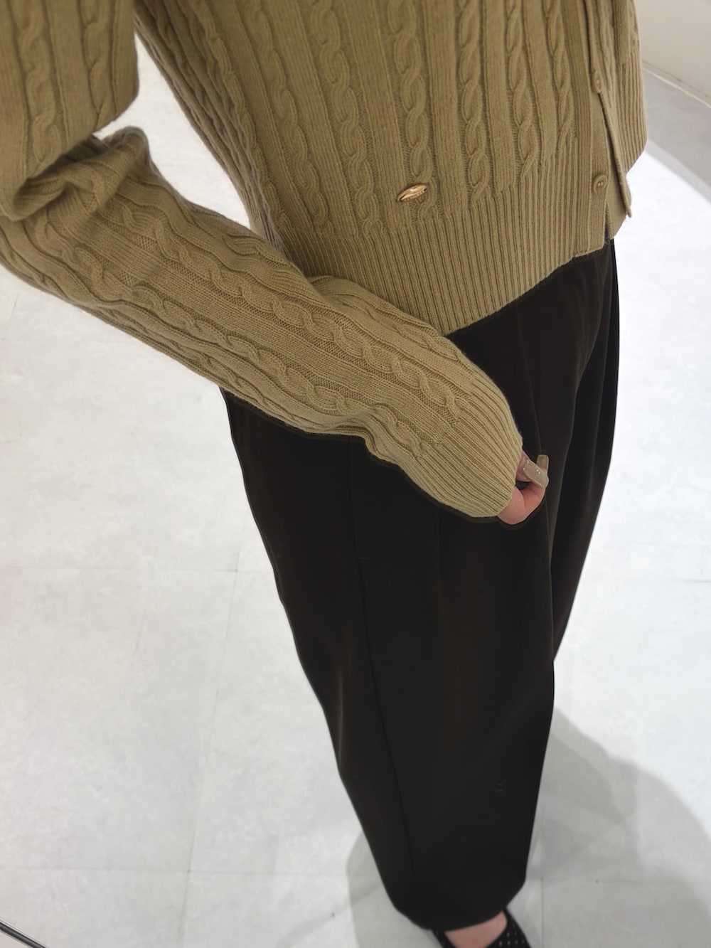 ブラウン系のその他パンツ、ベージュ系のカーディガン/ボレロ、ブラック系のパンプスを着用したレディースの秋コーディネートの4枚目の写真