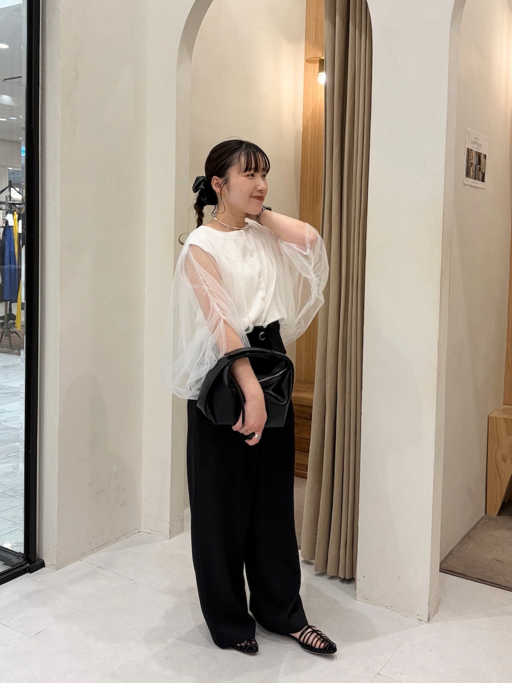 ホワイト系のTシャツ/カットソー、ブラック系のバッグ、ブラック系のその他パンツを着用したレディースの夏コーディネートの3枚目の写真