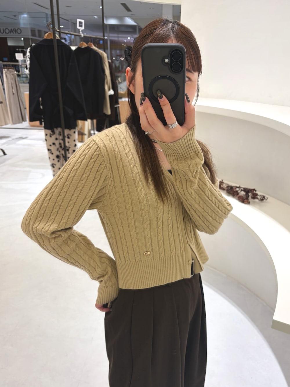 ブラウン系のその他パンツ、ベージュ系のカーディガン/ボレロ、ブラック系のパンプスを着用したレディースの秋コーディネートの2枚目の写真