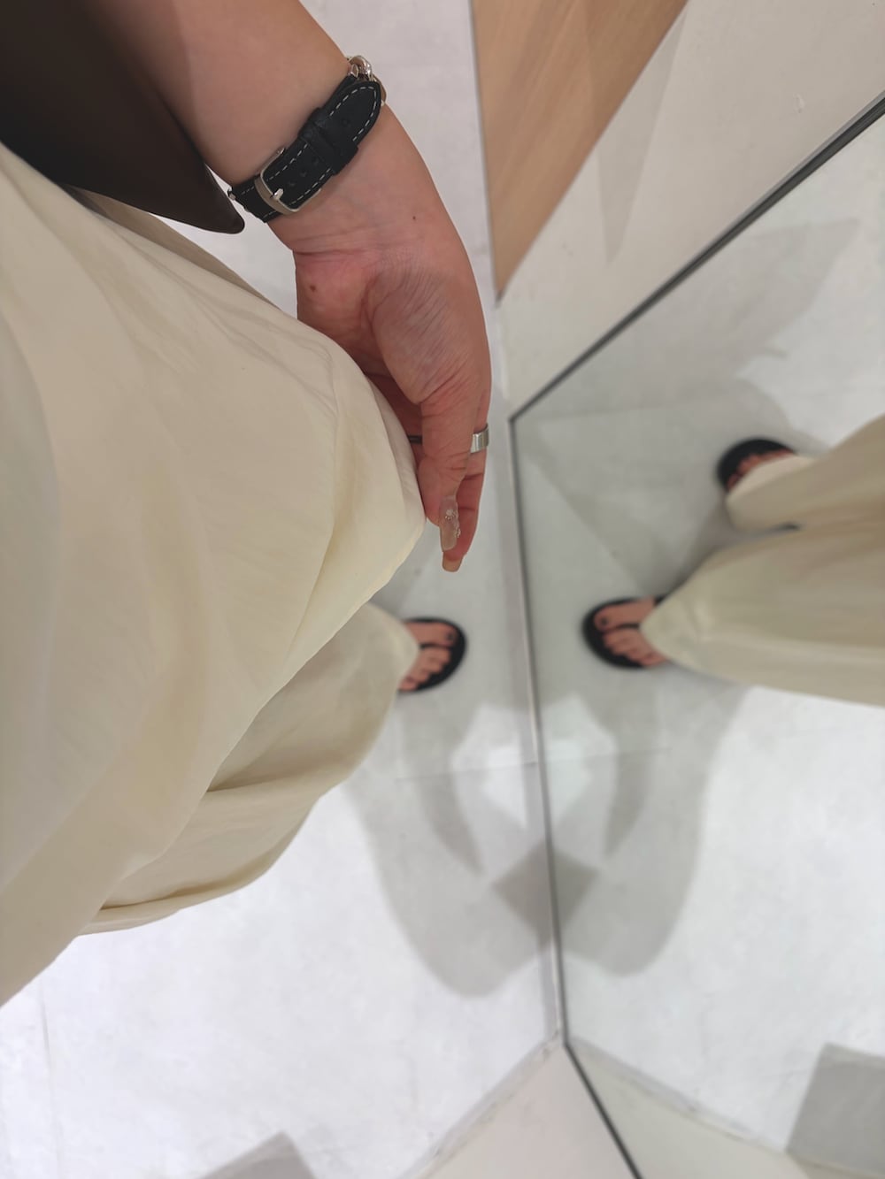 ホワイト系のシャツ/ブラウス、ブラウン系のショルダーバッグ、ホワイト系のその他パンツを着用したレディースの夏コーディネートの5枚目の写真