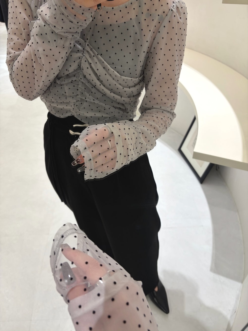 グレー系のシャツ/ブラウス、ブラック系のスラックス、ブラック系のショルダーバッグを着用したレディースの夏コーディネートの4枚目の写真