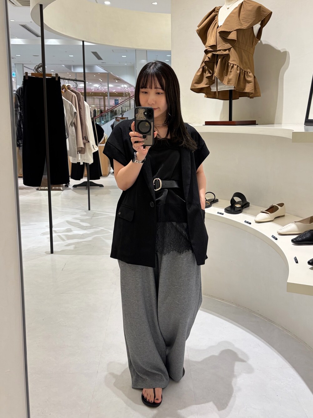 グレー系のその他パンツ、ブラック系のトップス、ブラック系のパンプスを着用したレディースの夏コーディネートの5枚目の写真