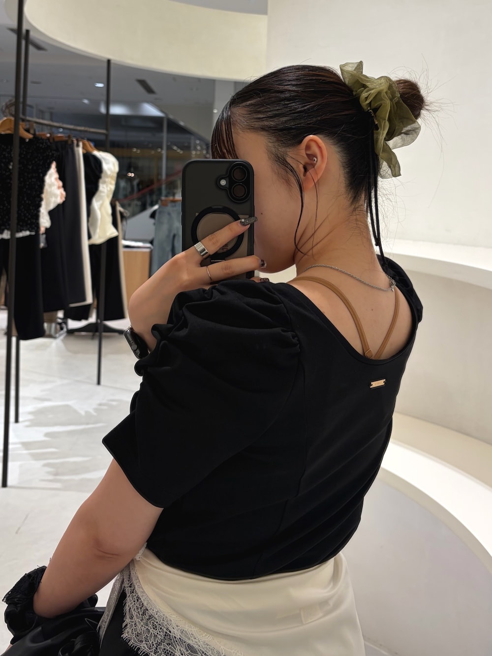 ブラック系のTシャツ/カットソー、ブラック系のスカート、ブラック系のショルダーバッグを着用したレディースの夏コーディネートの6枚目の写真