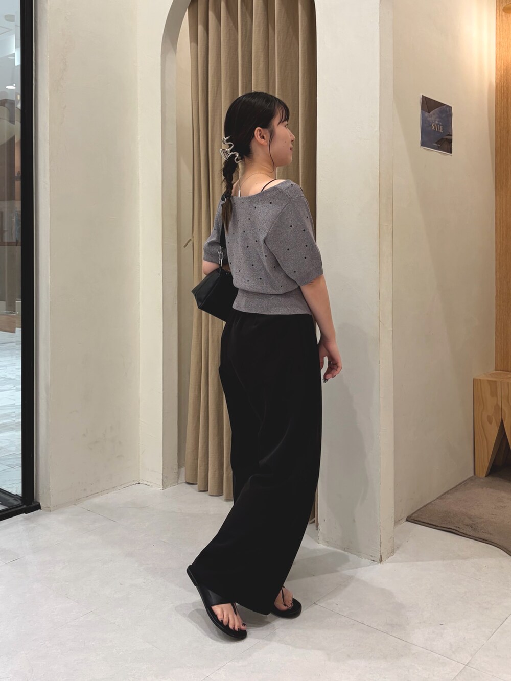 ブラック系のその他パンツ、ブラック系のパンプス、グレー系のTシャツ/カットソーを着用したレディースの夏コーディネートの3枚目の写真