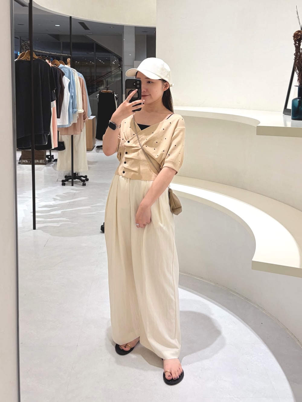 ベージュ系のカーディガン/ボレロ、ホワイト系のその他パンツ、ブラック系のパンプスを着用したレディースの夏コーディネートの4枚目の写真