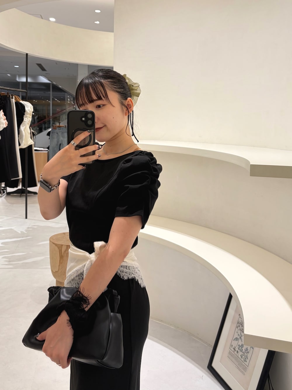 ブラック系のTシャツ/カットソー、ブラック系のスカート、ブラック系のショルダーバッグを着用したレディースの夏コーディネートの5枚目の写真