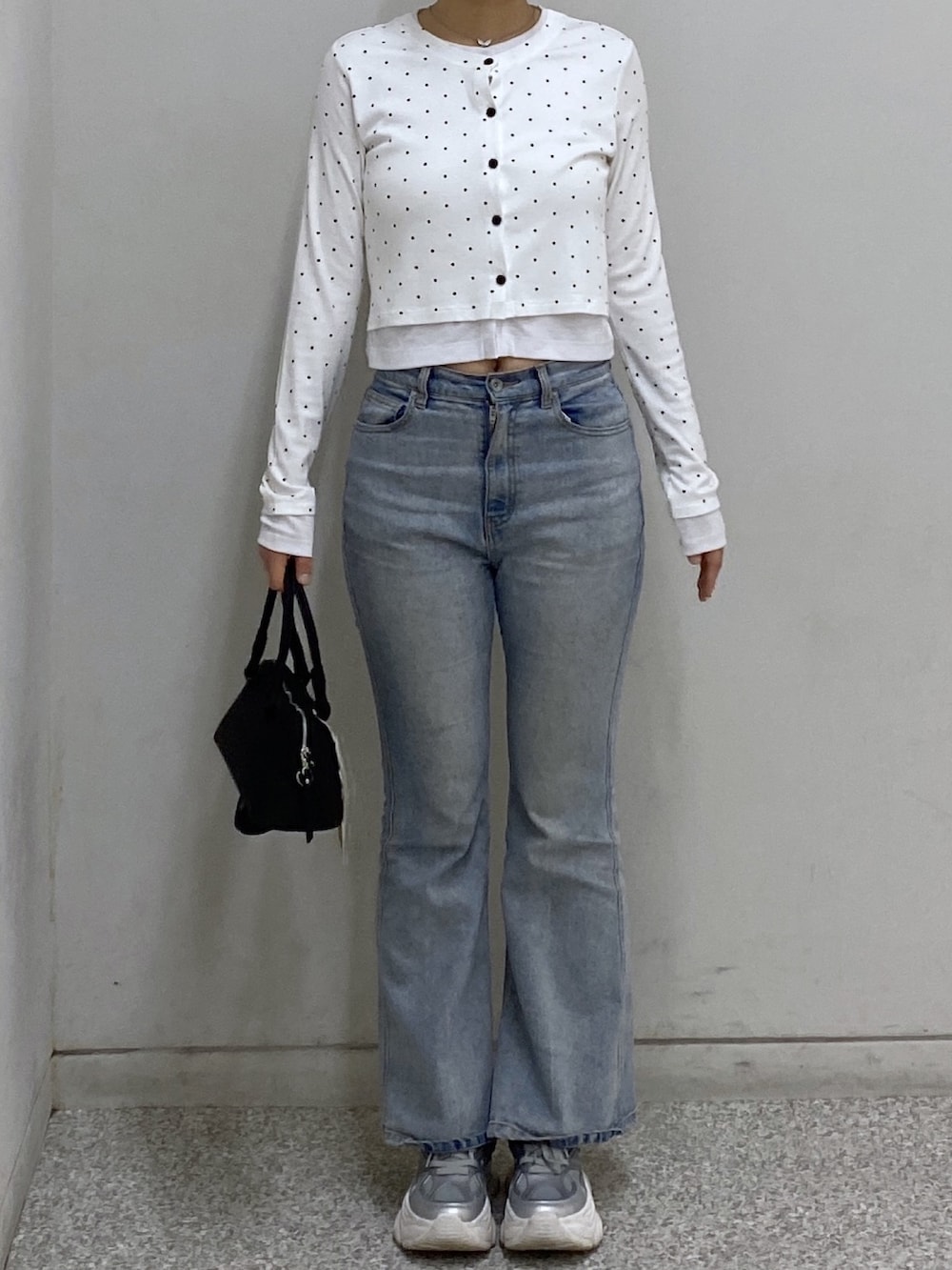 ホワイト系のTシャツ/カットソー、ブルー系のデニムパンツ、ブラック系のボストンバッグを着用したレディースの夏コーディネートの2枚目の写真