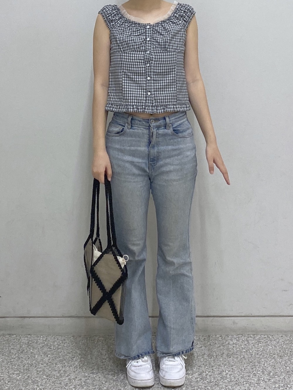 ブラック系のシャツ/ブラウス、ブルー系のデニムパンツ、ブラック系のトートバッグを着用したレディースの夏コーディネートの2枚目の写真