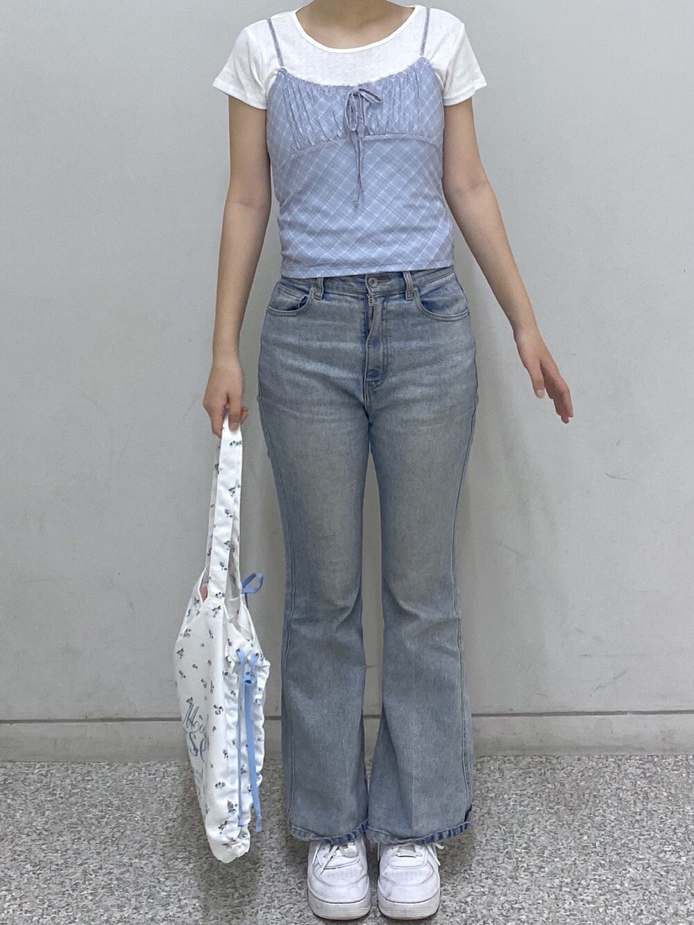 ブルー系のTシャツ/カットソー、ブルー系のトートバッグ、ブルー系のデニムパンツを着用したレディースの夏コーディネートの2枚目の写真