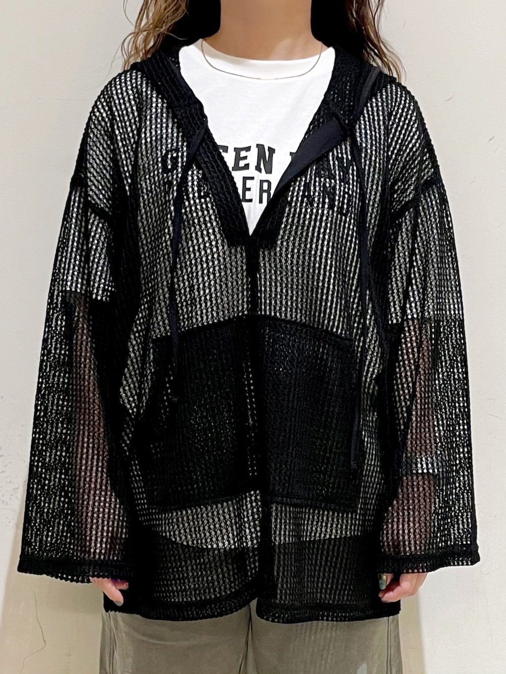 ブラック系のTシャツ/カットソー、ホワイト系のTシャツ/カットソー、グレー系のその他パンツを着用したレディースの秋コーディネートの6枚目の写真