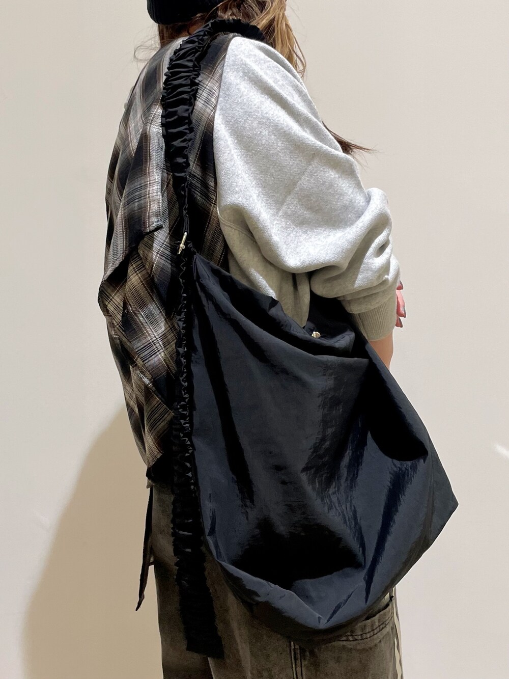 グレー系のニット/セーター、ブラック系のシャツ/ブラウス、ブラック系のその他パンツを着用したレディースの秋コーディネートの3枚目の写真
