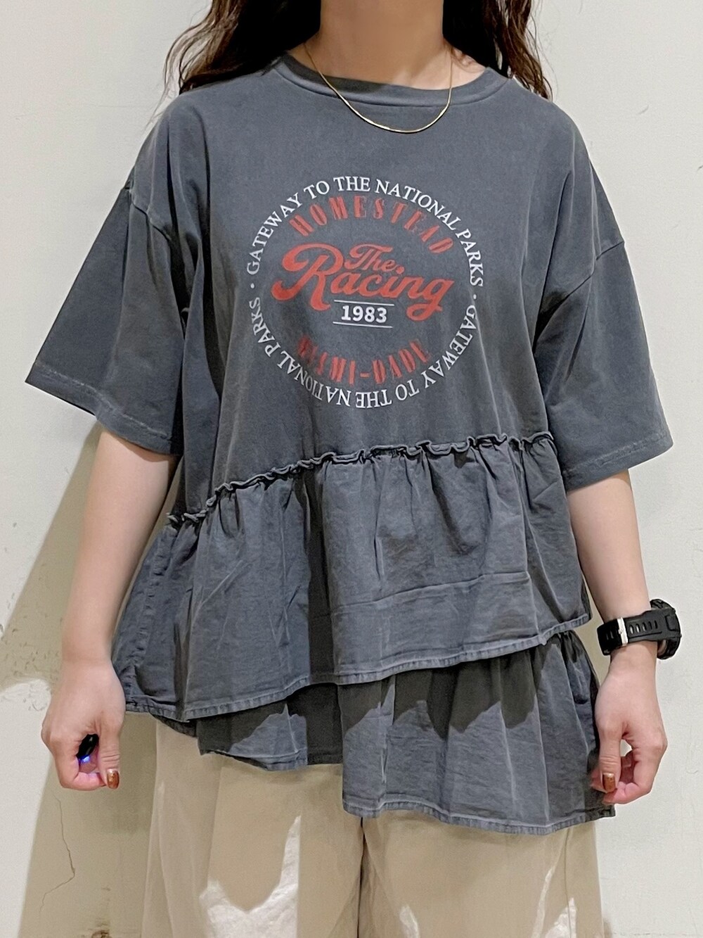 グレー系のTシャツ/カットソー、ホワイト系のその他パンツ、グレー系のショルダーバッグを着用したレディースの夏コーディネートの6枚目の写真