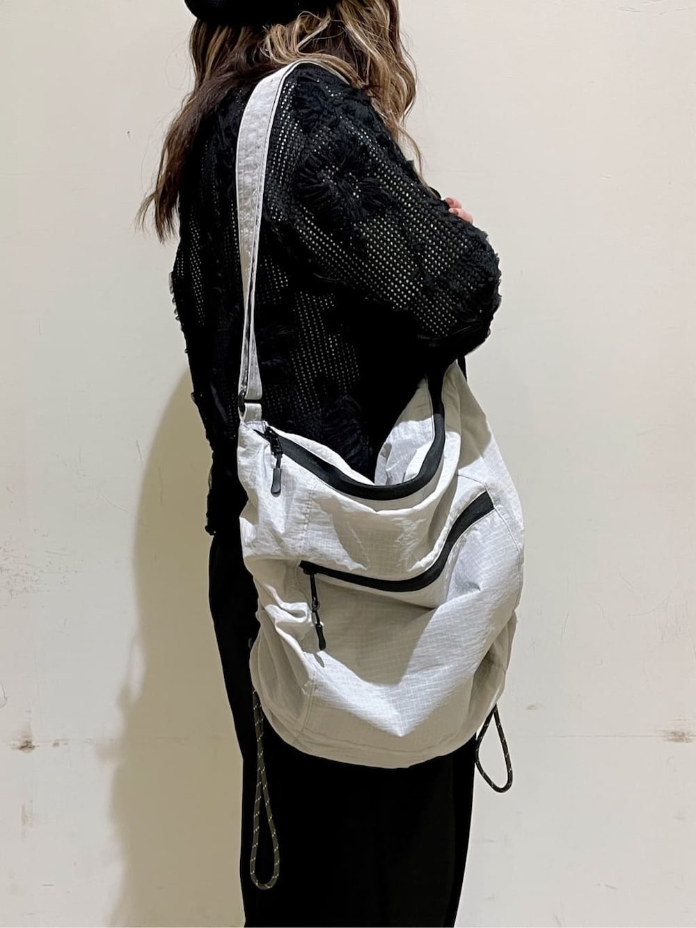 ホワイト系のTシャツ/カットソー、グレー系のショルダーバッグ、ブラック系のカーディガン/ボレロを着用したレディースの春コーディネートの3枚目の写真