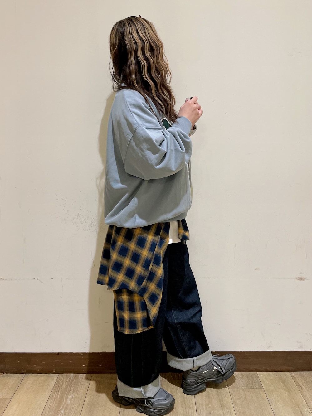 ブルー系のスウェット、ブルー系のシャツ/ブラウス、ブルー系のデニムパンツを着用したレディースの秋コーディネートの4枚目の写真