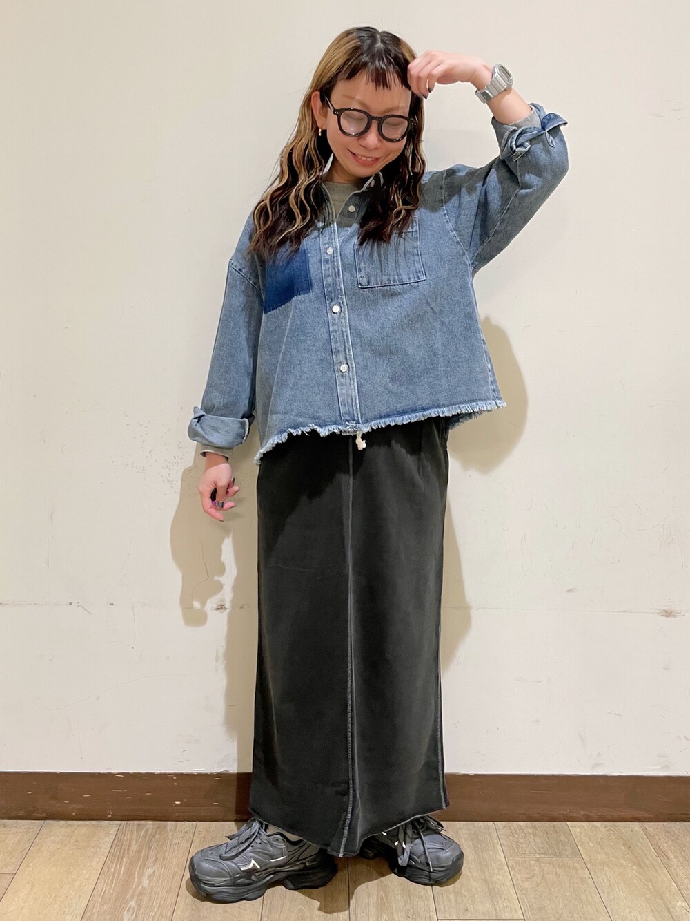 ブルー系のシャツ/ブラウス、グレー系のTシャツ/カットソー、グレー系のスカートを着用したレディースの秋コーディネートの5枚目の写真
