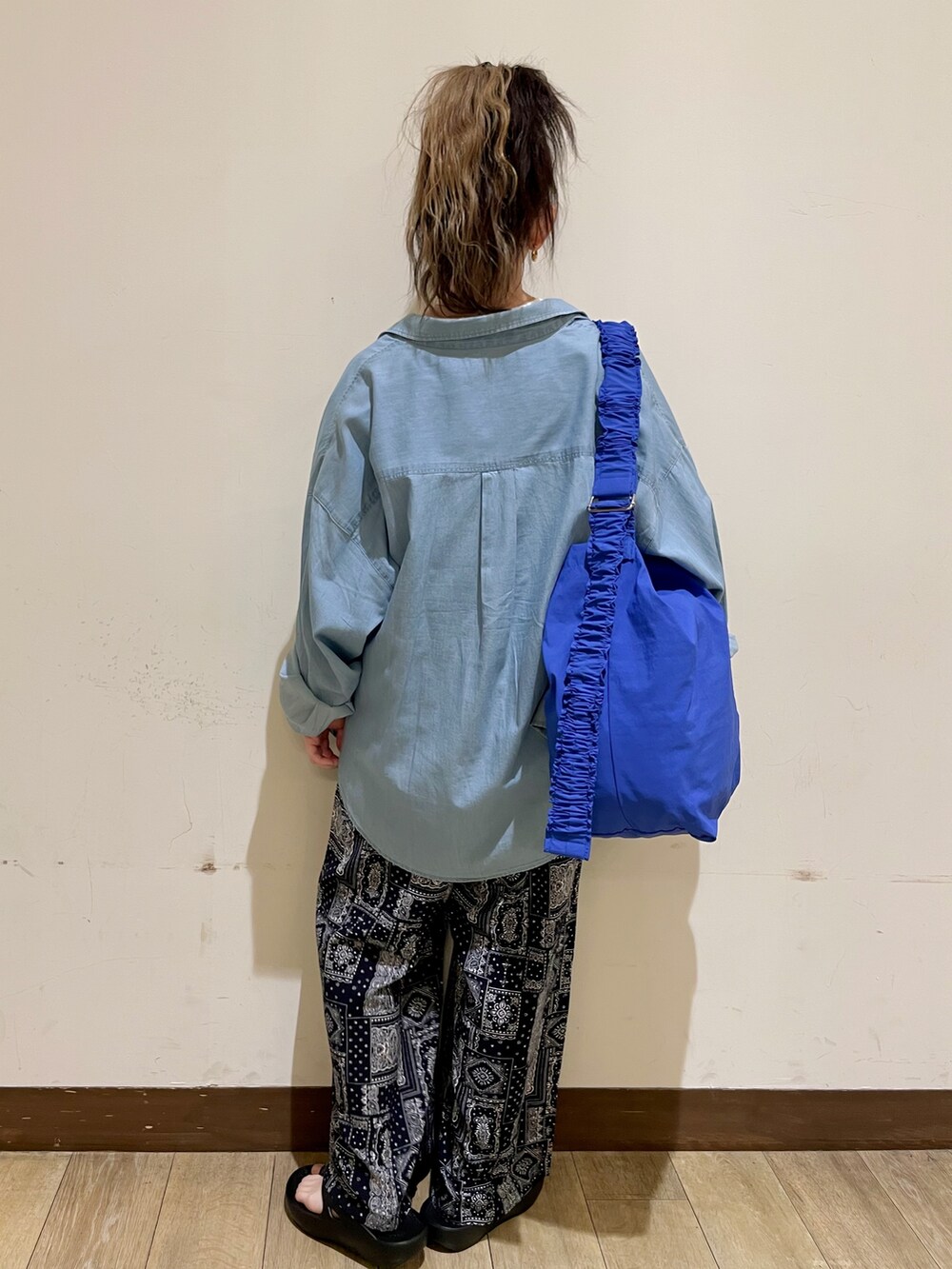 ブルー系のシャツ/ブラウス、ホワイト系のTシャツ/カットソー、ブルー系のその他パンツを着用したレディースの夏コーディネートの2枚目の写真
