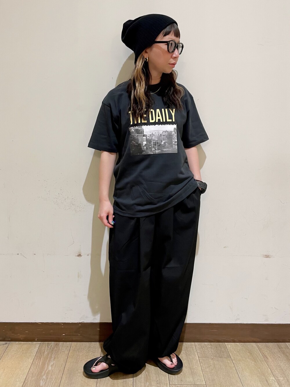 グレー系のTシャツ/カットソー、ブラック系のその他パンツ、ブラック系のショルダーバッグを着用したレディースの夏コーディネートの6枚目の写真