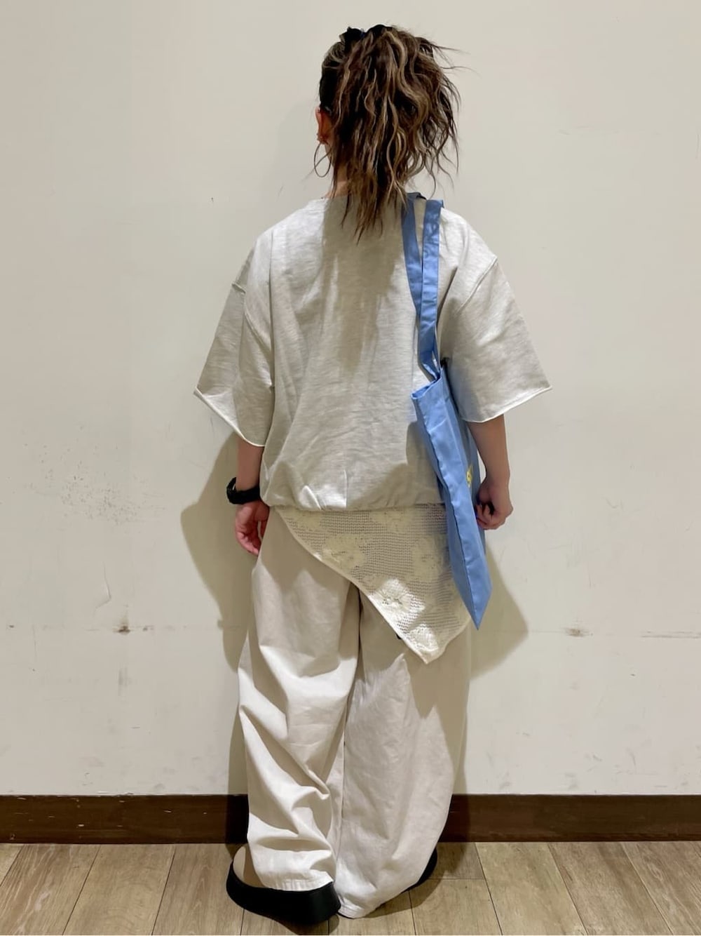 ホワイト系のTシャツ/カットソー、ホワイト系のその他パンツ、ブルー系のその他を着用したレディースの春コーディネートの2枚目の写真