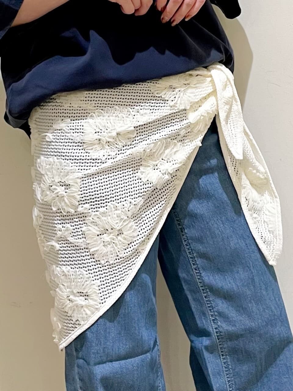 ブルー系のTシャツ/カットソー、ベージュ系のテーラードジャケット、ブルー系のデニムパンツを着用したレディースの春コーディネートの6枚目の写真