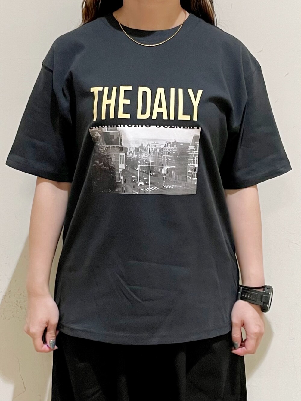 グレー系のTシャツ/カットソー、ブラック系のその他パンツ、ブラック系のショルダーバッグを着用したレディースの夏コーディネートの7枚目の写真