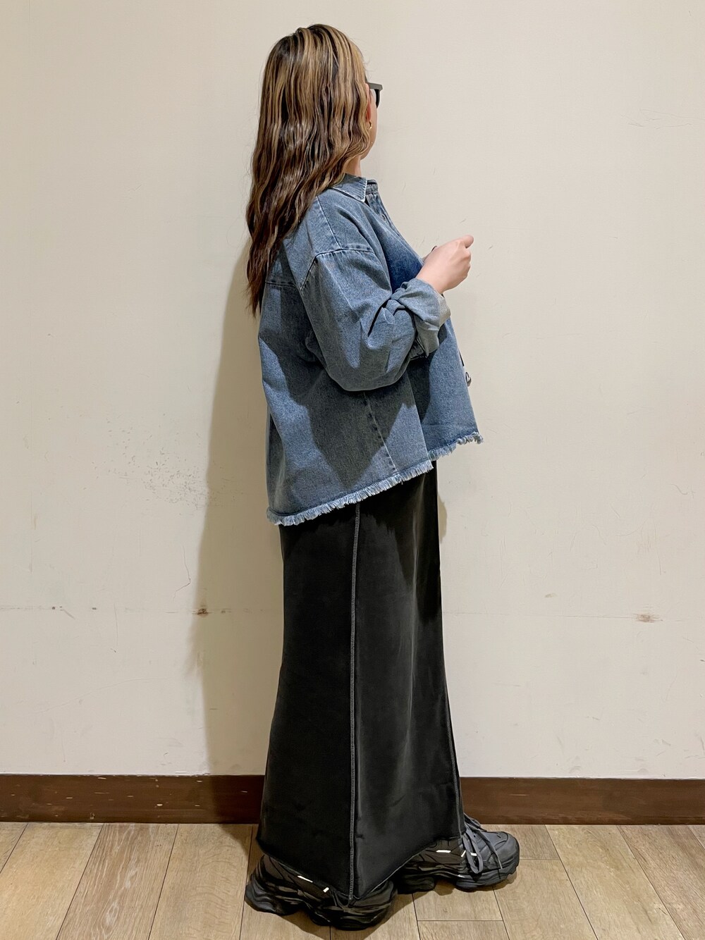 ブルー系のシャツ/ブラウス、グレー系のTシャツ/カットソー、グレー系のスカートを着用したレディースの秋コーディネートの4枚目の写真