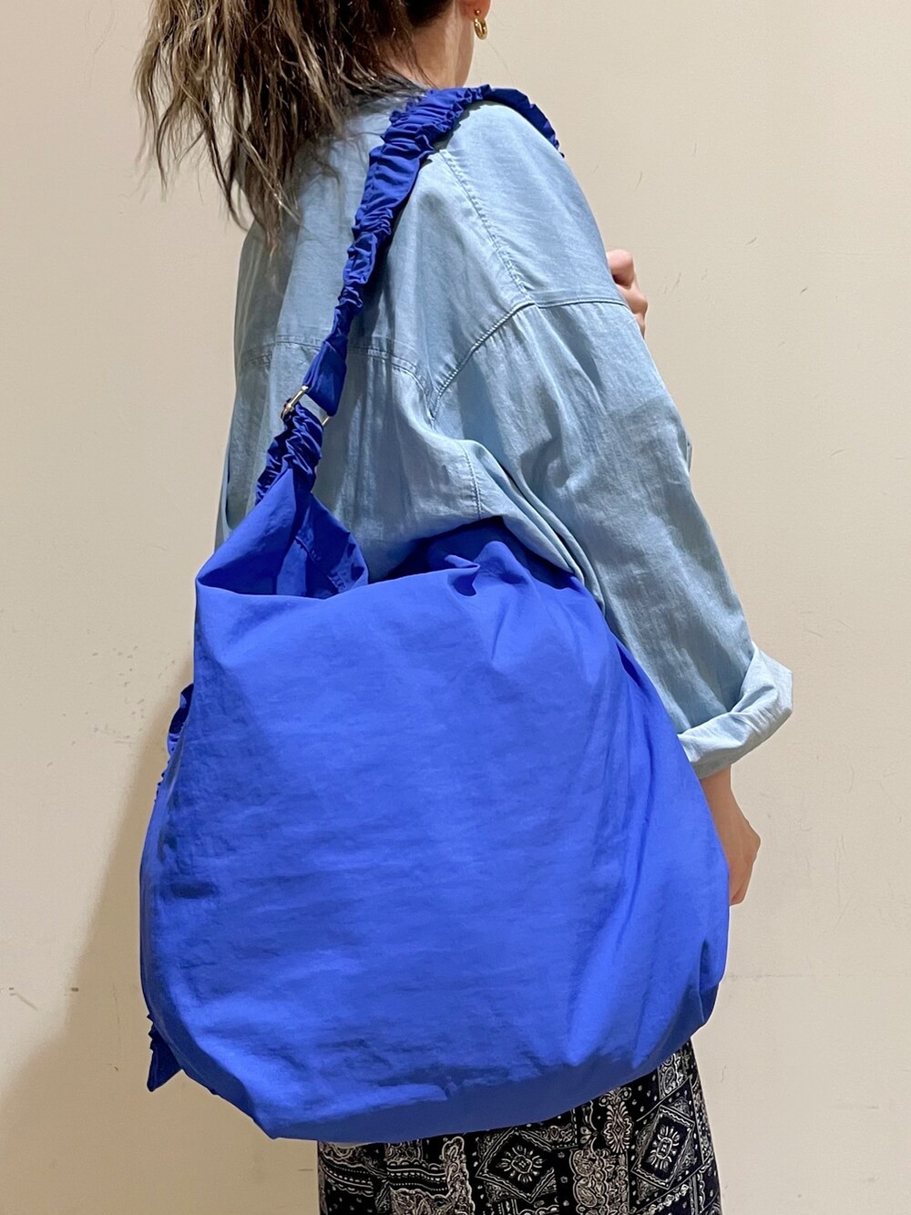 ブルー系のシャツ/ブラウス、ホワイト系のTシャツ/カットソー、ブルー系のその他パンツを着用したレディースの夏コーディネートの3枚目の写真