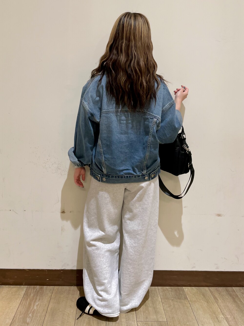 ブルー系のブルゾン、グレー系のその他パンツ、ブラック系のシャツ/ブラウスを着用したレディースの夏コーディネートの2枚目の写真