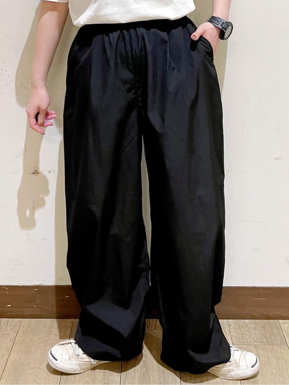 ホワイト系のTシャツ/カットソー、グレー系のショルダーバッグ、ブラック系のカーディガン/ボレロを着用したレディースの春コーディネートの10枚目の写真
